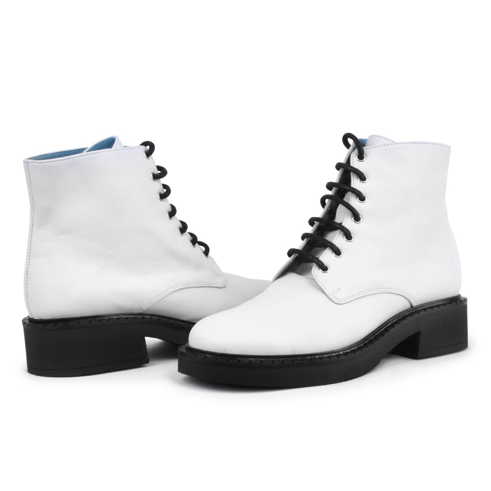 RIVETTO in Bianco Nappa Sweet/Black Glove